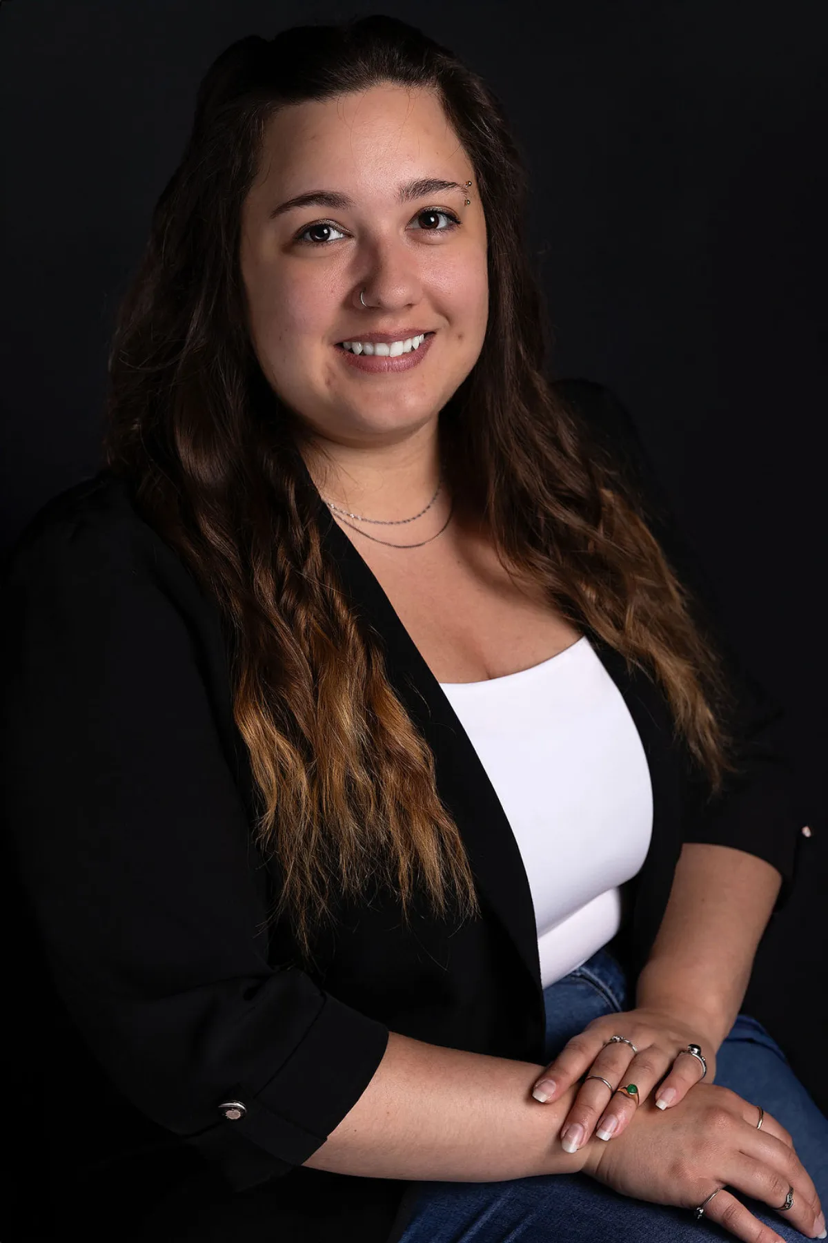 Carole Anne Samuel, Portrait souriant d’un collaborateur en plan rapproché.