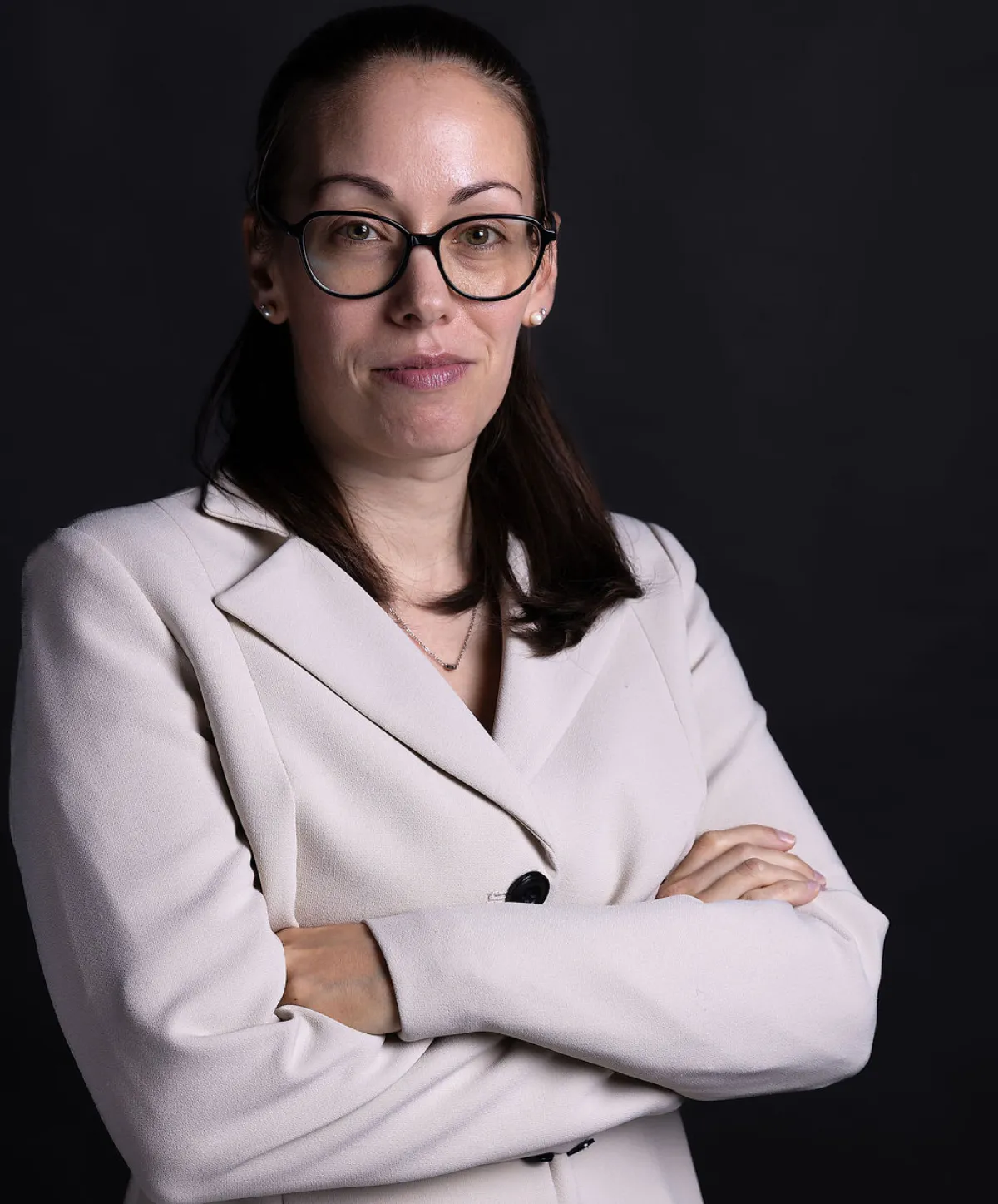 Jessica Sirois, Portrait officiel d’une collaboratrice avec un fond neutre.