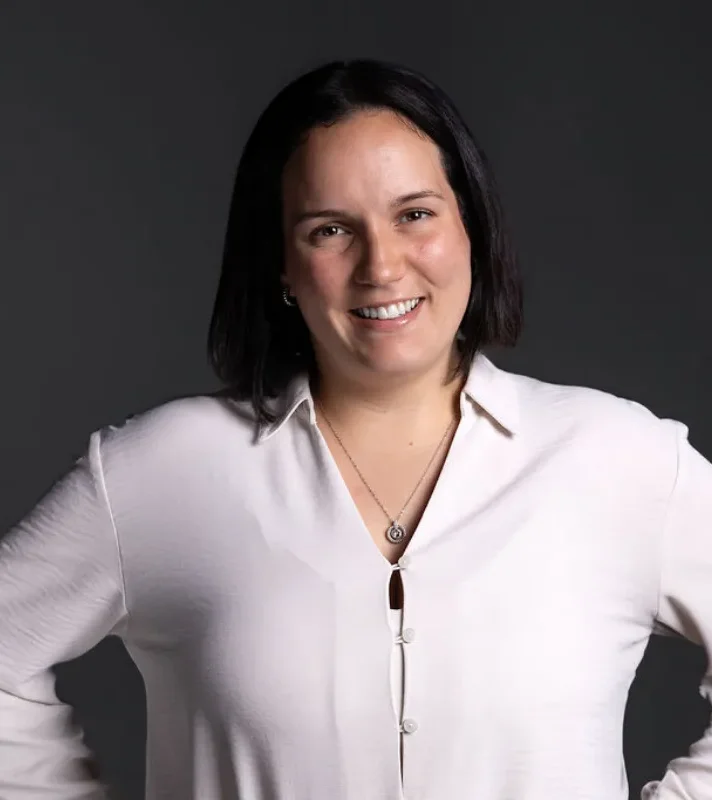 Karine Martineau, Portrait lumineux d’un membre d’équipe au bureau.